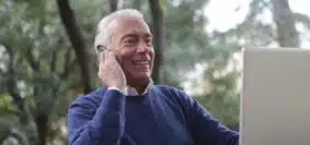 un homme âgé devant son ordinateur