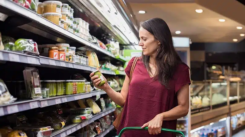 Choisir des aliments sains à l'épicerie