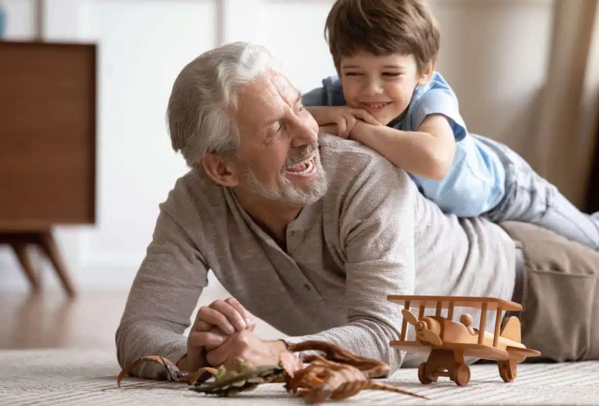 Aider un aîné à rester connecté avec sa famille