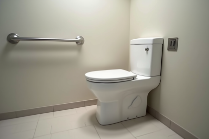 Salle de bain moderne avec toilette surélevée et barres d'appui